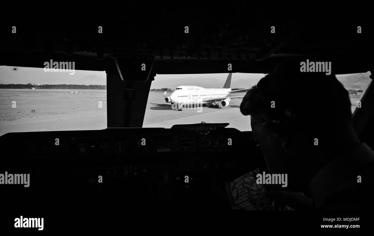 Un Boeing 747-400 utilisés pour le Hajj et la Omra vols arrivant à Alger. Vu depuis le cockpit d'un autre Hajj Omra/-747. Banque D'Images