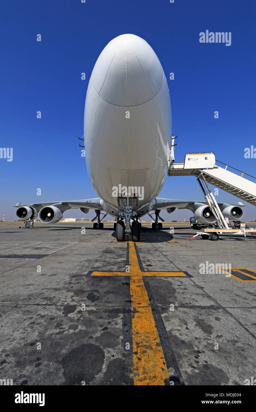 Boeing 747-400 Freighter SF stationné à la rampe de chargement Banque D'Images