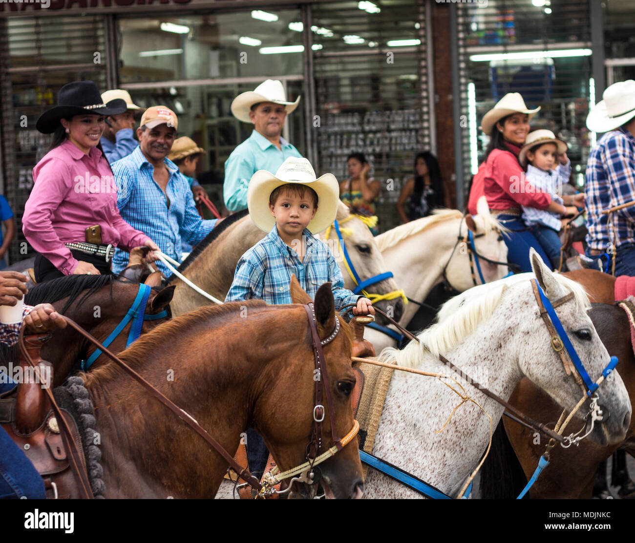 Un jeune garçon chevauche son cheval dans les rues de David, Panama, dans le rapport annuel de la Cabalgata, David festival équestre de David. Banque D'Images