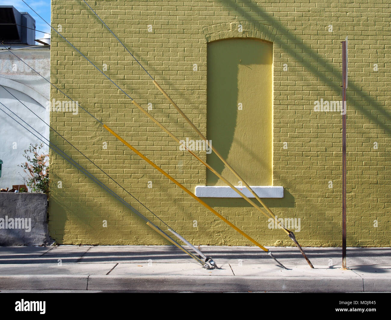 La lumière du soleil sur le mur de brique jaune dans la région de Tarpon Springs, en Floride, USA, 2017 © Katharine Andriotis Banque D'Images