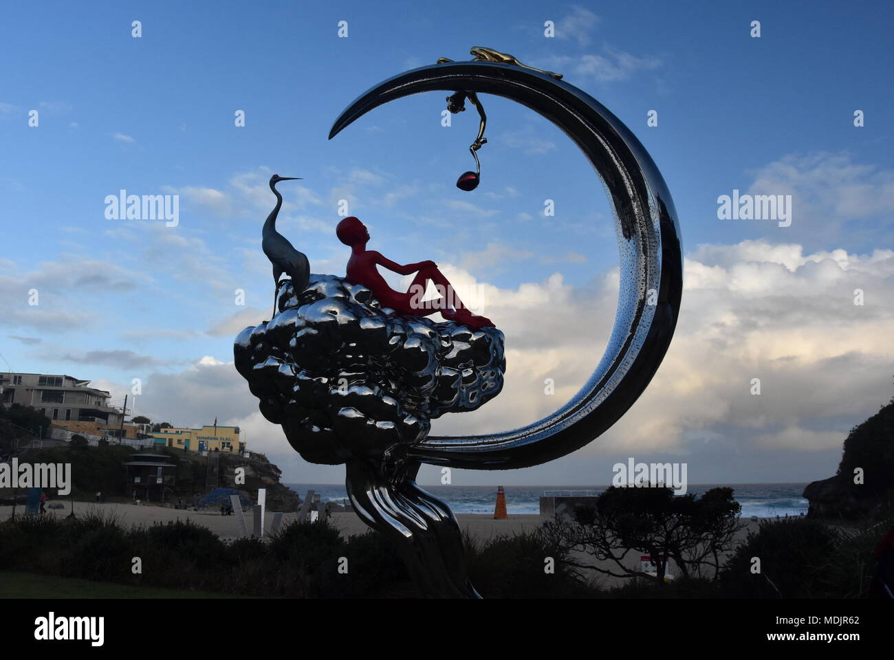 Sydney, Australie - Oct 27, 2017. Chen Wenling : Lune d'Automne dans le ciel. Sculpture par la mer le long de la promenade côtière de Coogee à Bondi est le lar Banque D'Images