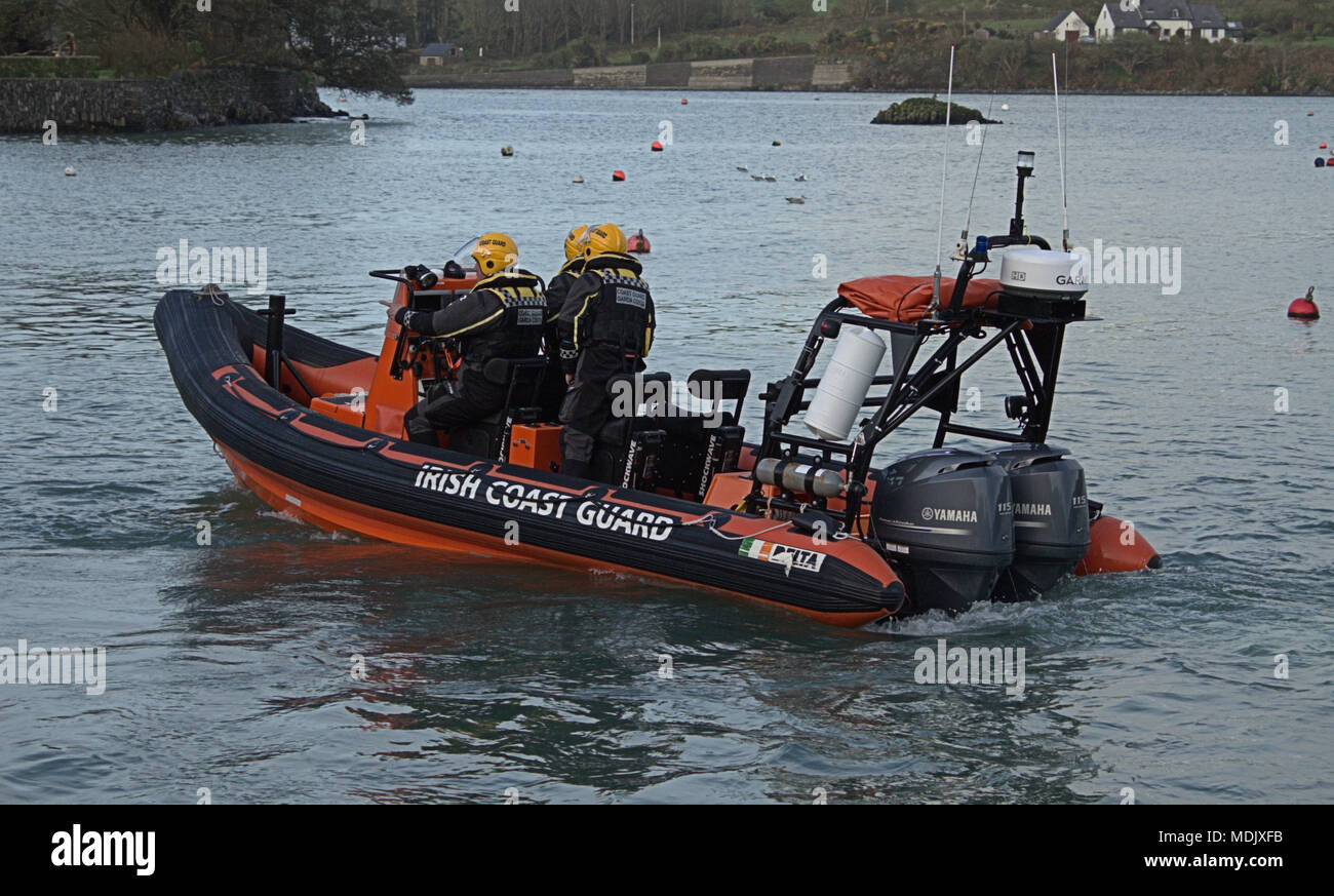 Castletownshend, Irlande. 19 avril, 2018.Irish Coast Guard, orteil branche head lancer leur bateau de classe Delta sur une soirée de pratique de la cale à Castletownshend. Une fois lancé le puissant engin peut atteindre des vitesses de plus de 35noeuds avec sa double 115CV Yamaha moteurs hors-bord. La Garde côtière sont sur le bip appel 24h, 7 jours par semaine pour répondre aux situations d'urgence maritime. Credit : aphperspective/Alamy Live News Banque D'Images