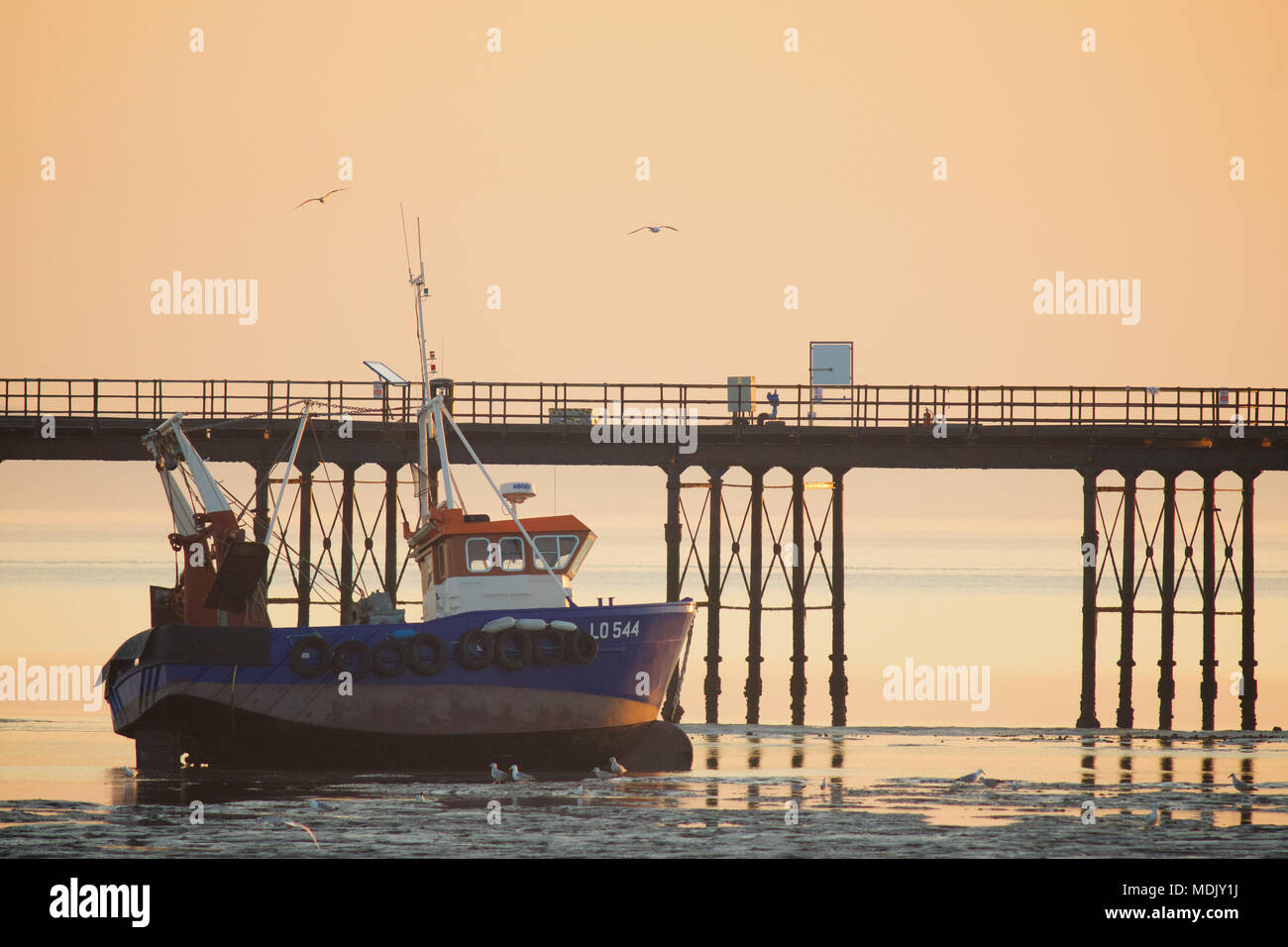 Southend-on-Sea, Essex, Royaume-Uni. 19 avril, 2018. Météo France : Le soleil se couche sur Southend-on-Sea après une journée très chaude - le jour d'avril les plus chauds depuis 70 ans. Une vue en regardant le pier Crédit : Ben Recteur/Alamy Live News Banque D'Images