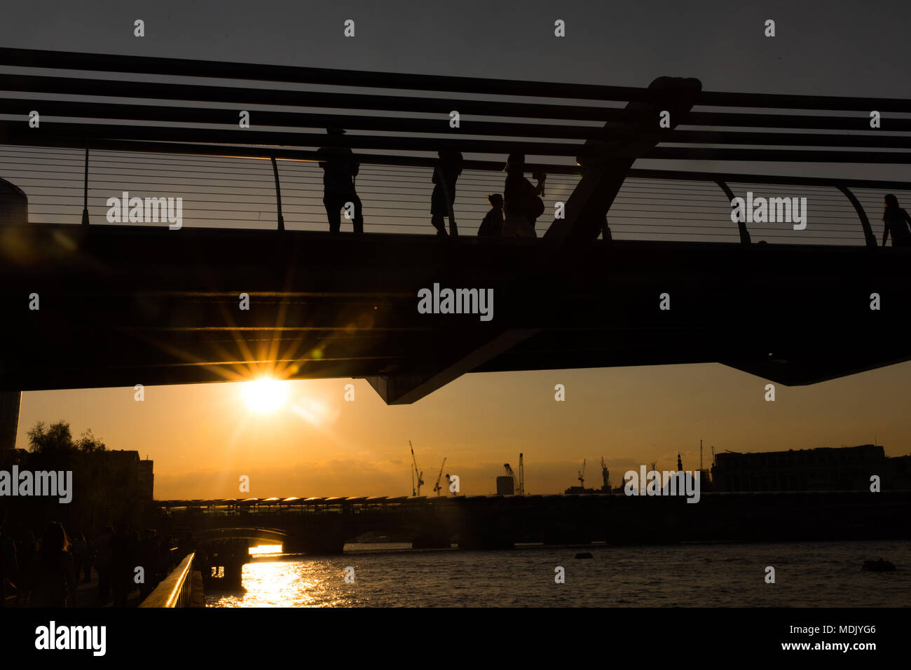 Londres, Royaume-Uni. 19 avril, 2018. Météo France : magnifique coucher de soleil sur la Tamise, avec Millennium Bridge en silhouette à Londres, Royaume-Uni Crédit : Carol MoirAlamy Live News Stock Photo Banque D'Images