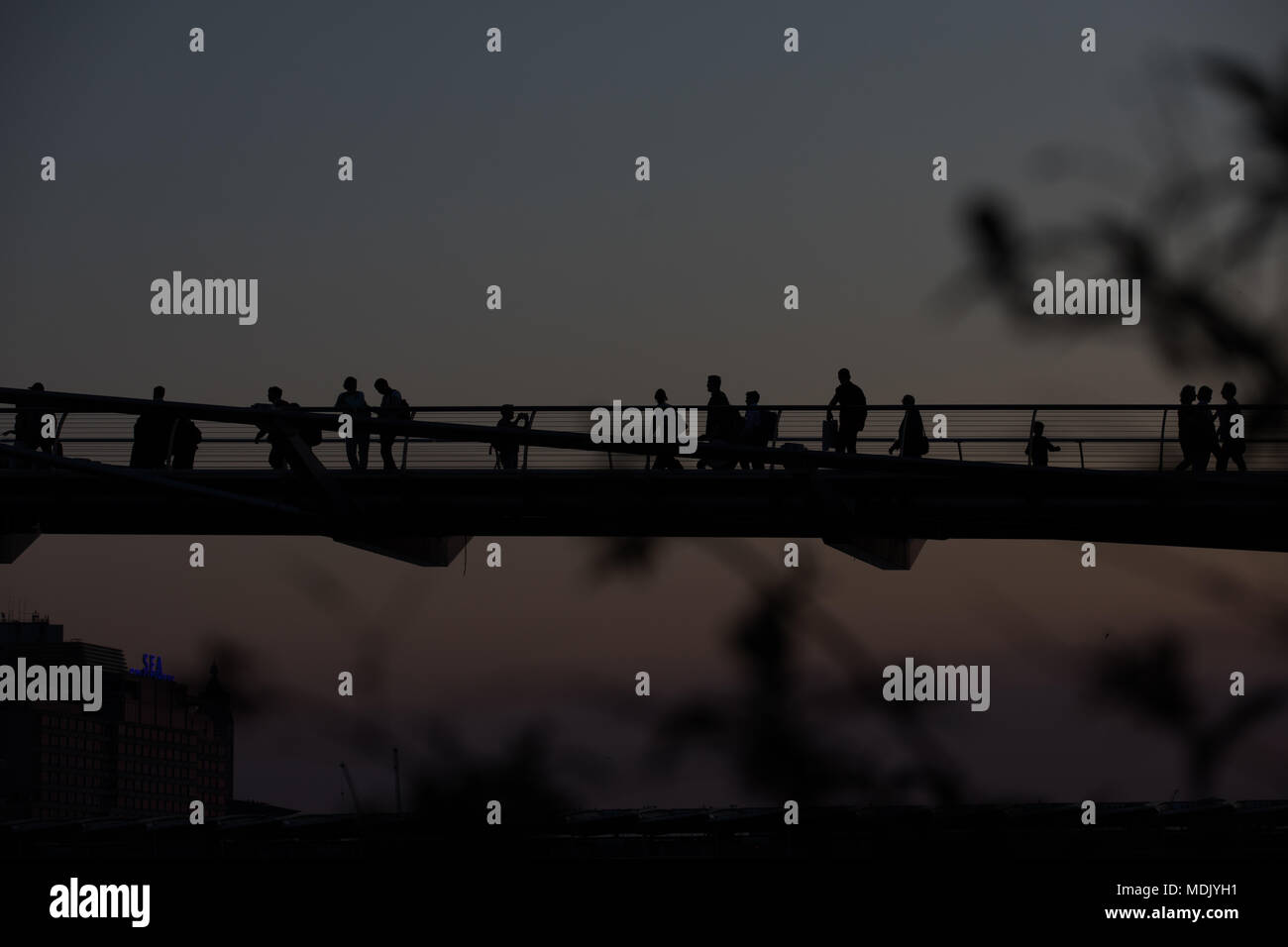 Londres, Royaume-Uni. 19 avril, 2018. Météo France : magnifique coucher de soleil sur la Tamise, avec Millennium Bridge en silhouette à Londres, Royaume-Uni Crédit : Carol MoirAlamy Live News Stock Photo Banque D'Images