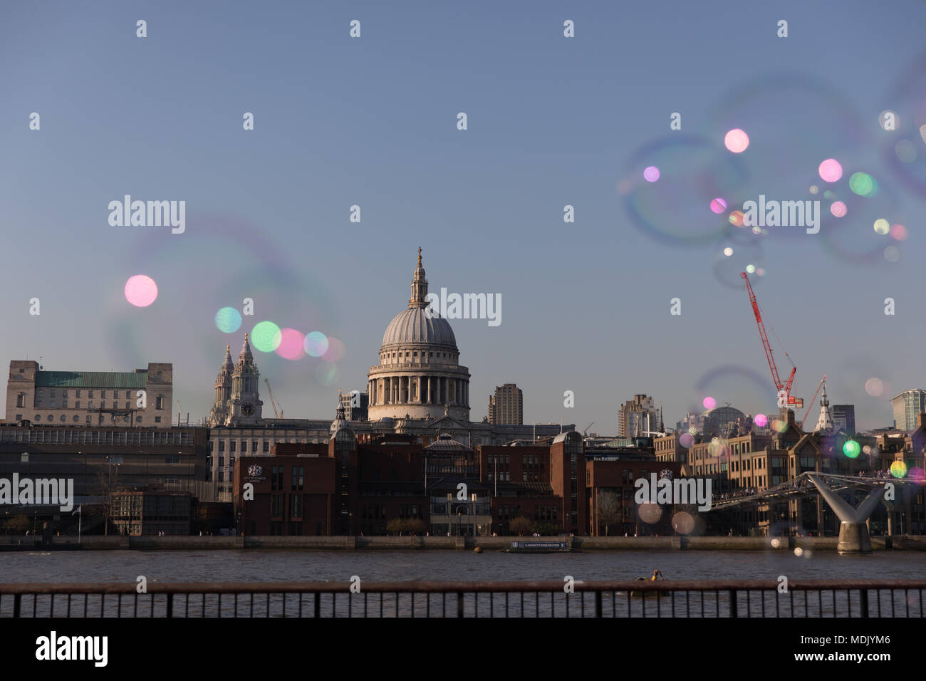 Londres, Royaume-Uni. 19 avril, 2018. Météo France : un musicien ambulant fait de bulles de passants sur la rive sud de la Tamise pendant un beau soir, à London, UK Crédit : Carol Moir Banque D'Images