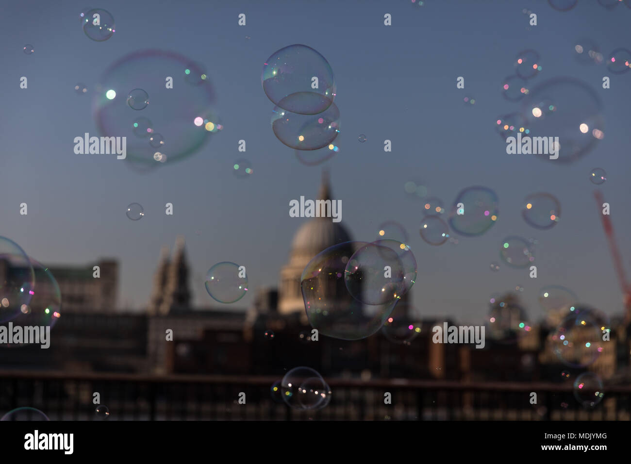 Londres, Royaume-Uni. 19 avril, 2018. Météo France : un musicien ambulant fait de bulles de passants sur la rive sud de la Tamise pendant un beau soir, à London, UK Crédit : Carol Moir Banque D'Images