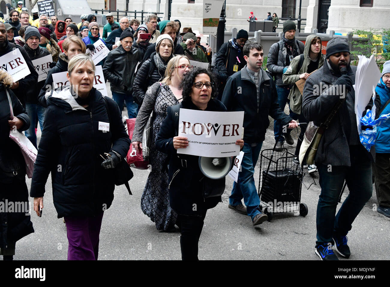 Philadelphie, USA. Apr 19, 2018. Inscrivez-vous membres de la communauté des chefs religieux, des membres du clergé avec les Philadelphiens organisé pour témoin, l'autonomisation et de reconstruire (Pouvoir) tenir un rassemblement de responsabilisation de la police, suivie d'une marche de protestation à partir de Philadelphia Police siège et se terminant à l'Hôtel de ville dans le centre-ville de Philadelphie, PA, le 19 avril, 2018. La protestation est une réaction à la récente arrestation controversée dans un centre ville de Starbucks deux hommes noirs. Credit : Bastiaan Slabbers/Alamy Live News Banque D'Images