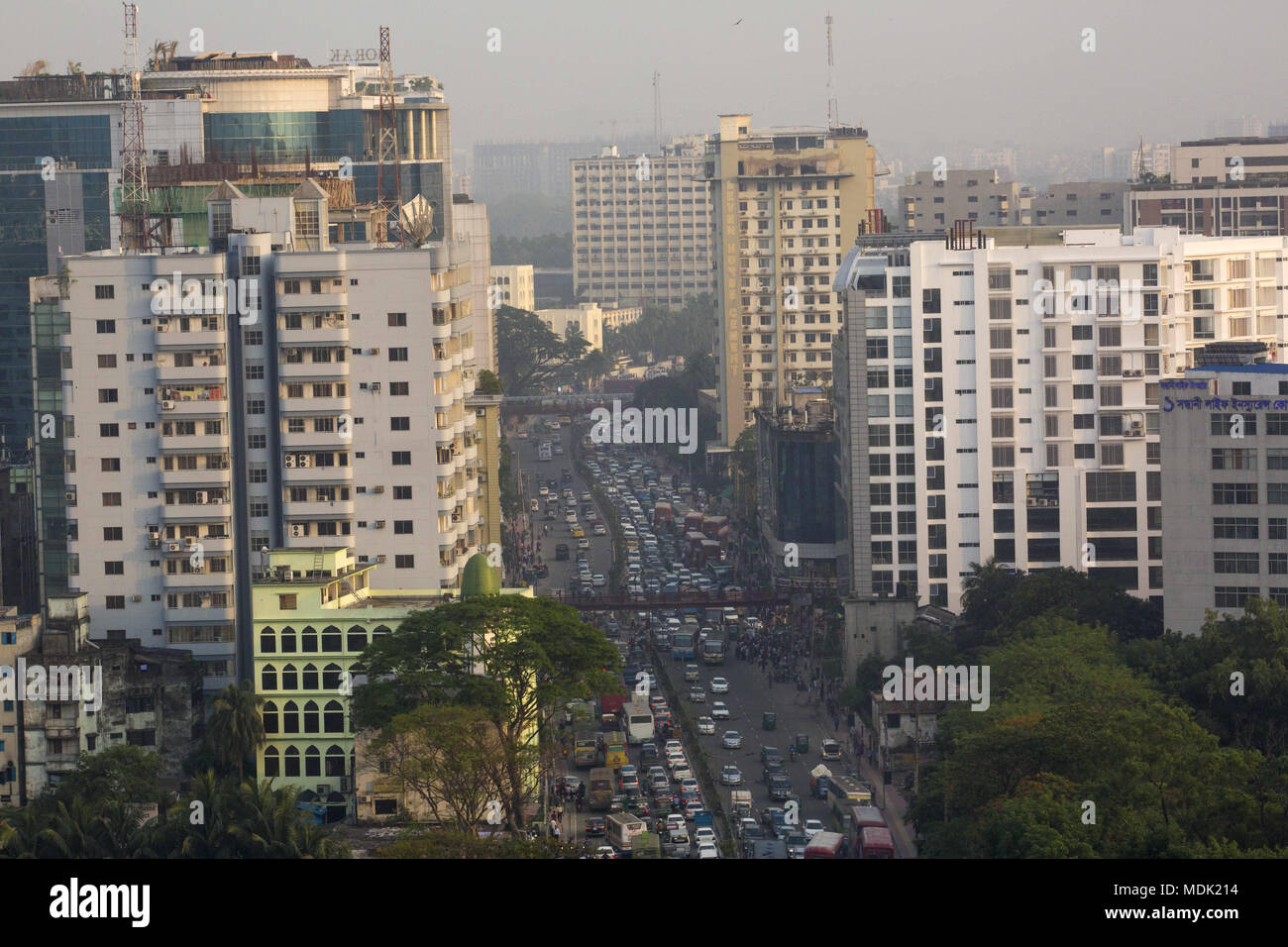 Dhaka, Bangladesh. Apr 19, 2018. DHAKA, BANGLADESH - 19 avril : rue animée de Dhaka, Bangladesh, le 19 avril 2018.Au moins 4 284 personnes, dont 516 femmes et 539 enfants, ont été tués et 9 112 autres blessés dans 3 472 accidents de la route à travers le Bangladesh en 2017.accident de la route .Le 3 avril, 2018, 21 Rajib, un étudiant de premier cycle deuxième année de Titumir College dans le domaine, a été Mohakhali voyageant sur un double decker bus BRTC Karwan dans Bazar. Il était debout dans la porte à l'arrière de l'autobus avec sa main partiellement hors, quand un autre autobus témérairement, atteignit ses han Banque D'Images