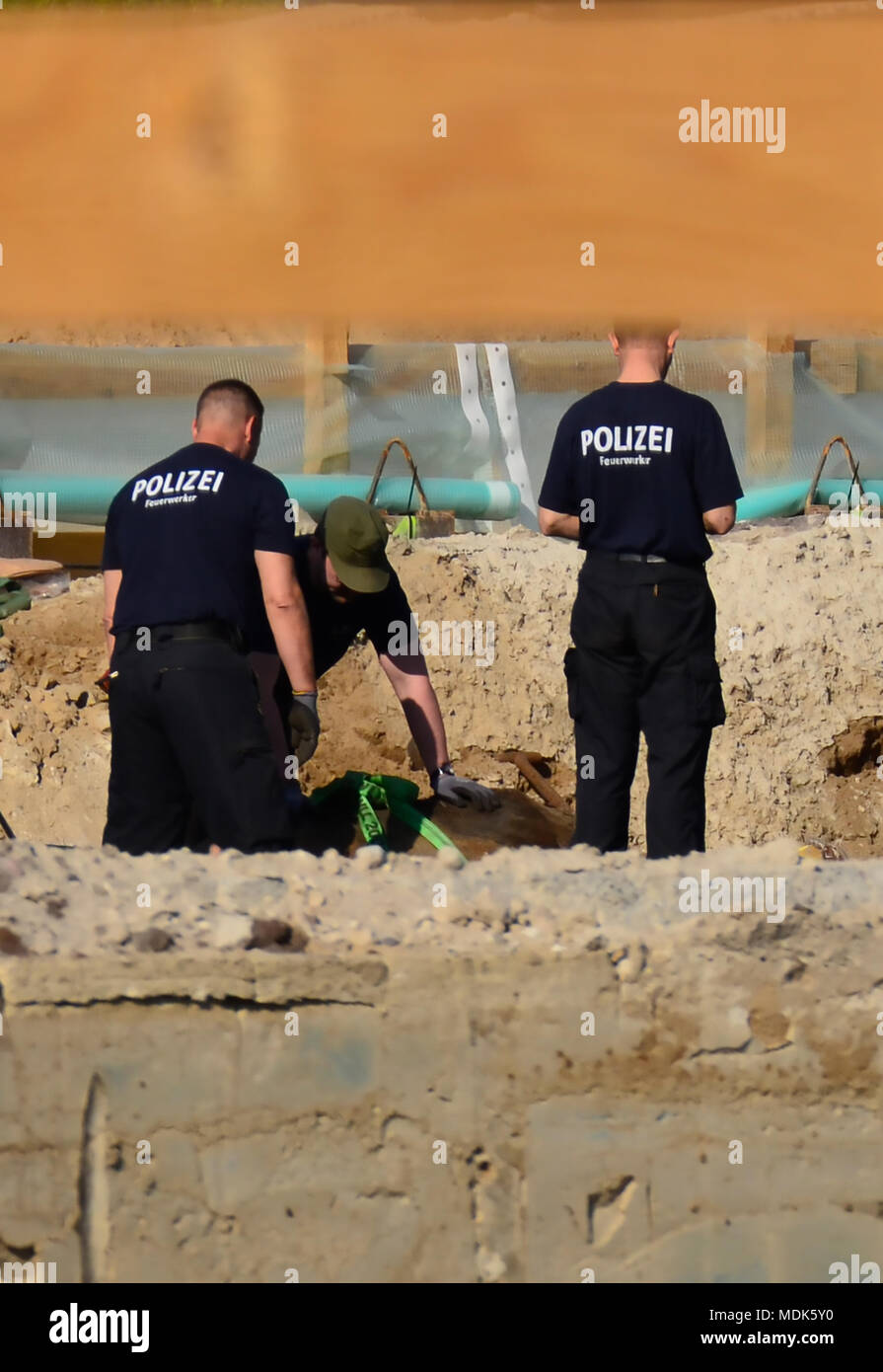 20 avril 2018, Allemagne, Berlin : des experts de police préparer une vieille guerre bombe pour désamorcer sa sur un site de construction près de la gare principale où il a été découvert récemment. Photo : AFP Banque D'Images