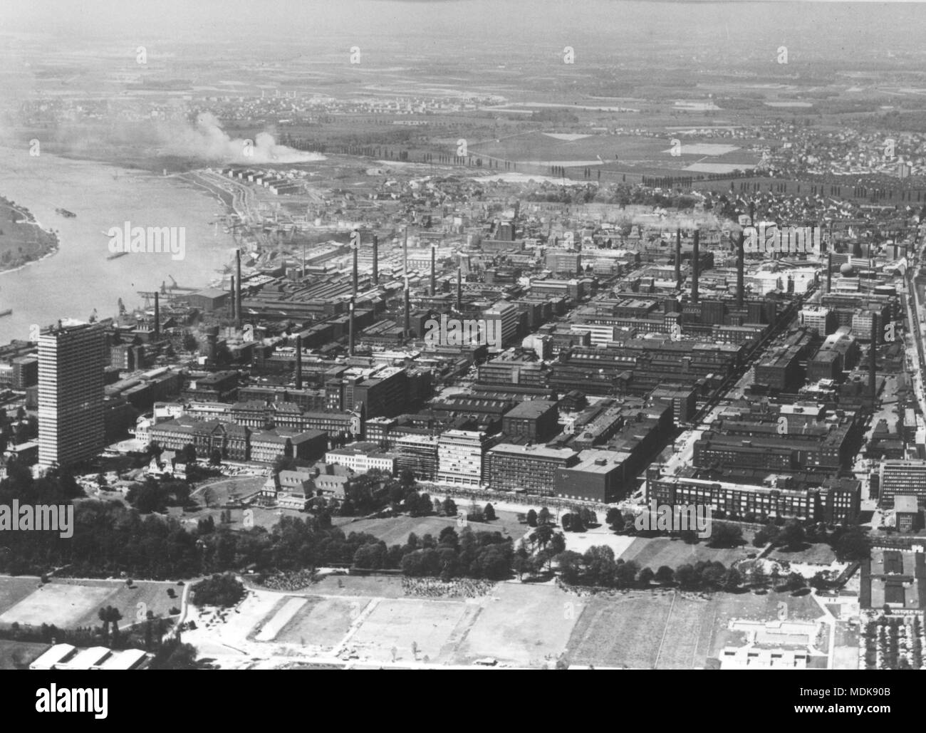 Vue aérienne de l'Farbenfabrik Bayer à Leverkusen dans l'année 1963. (C) afp - Rapport d'utilisation dans le monde entier | Banque D'Images