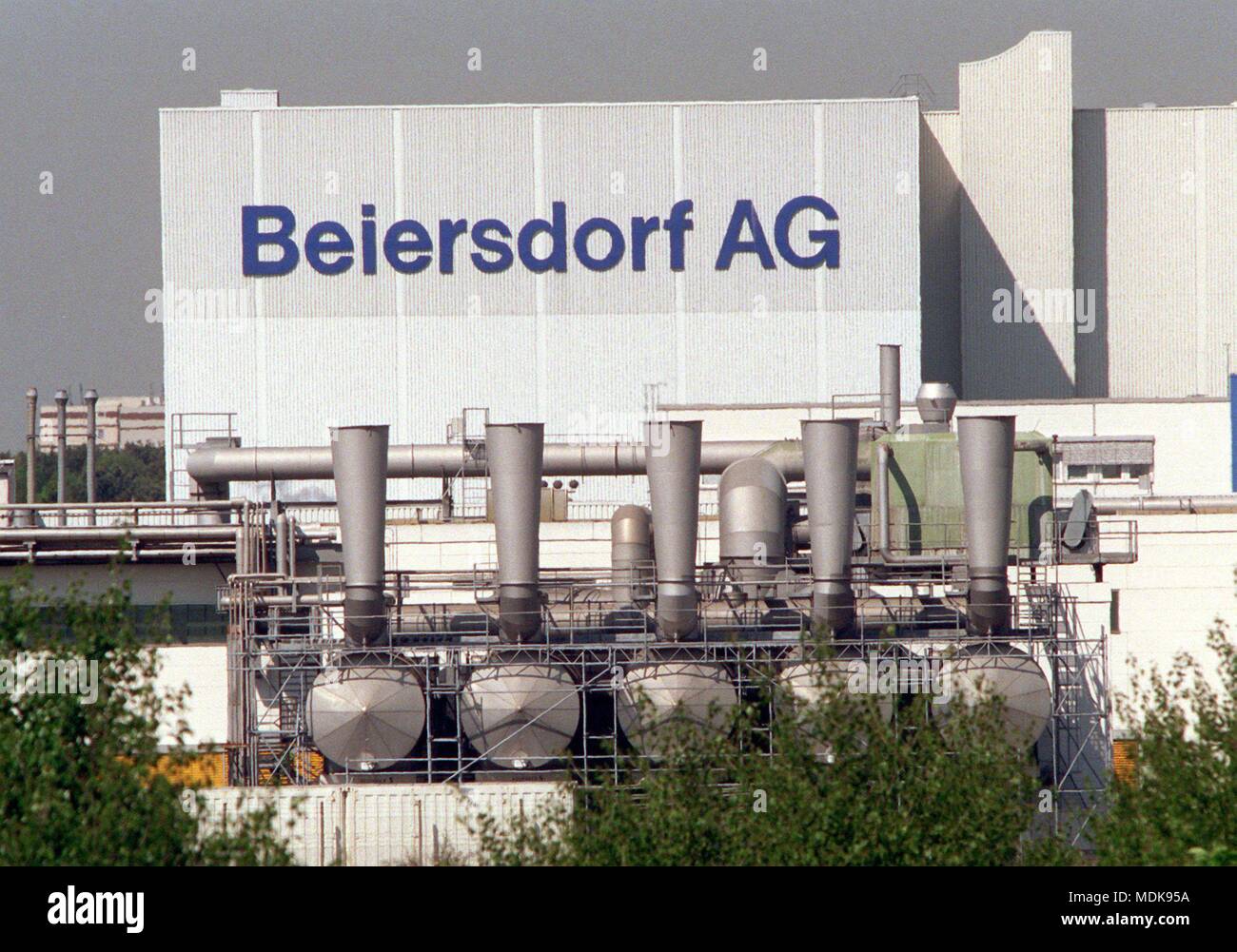 Beiersdorf AG avec son siège à Hambourg (est. 18.5.1998) a été extorqué  depuis janvier. Le 17 mai, deux Allemands ont été arrêtés en Hollande. Les  deux 32- et 35-year-old men de Aachen