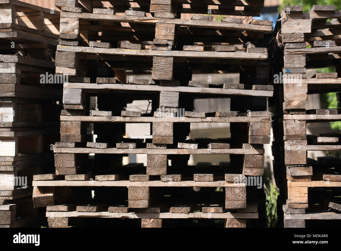 Palettes d'expédition de bois réutilisables empilées à l'extérieur dans une cour en Australie Banque D'Images