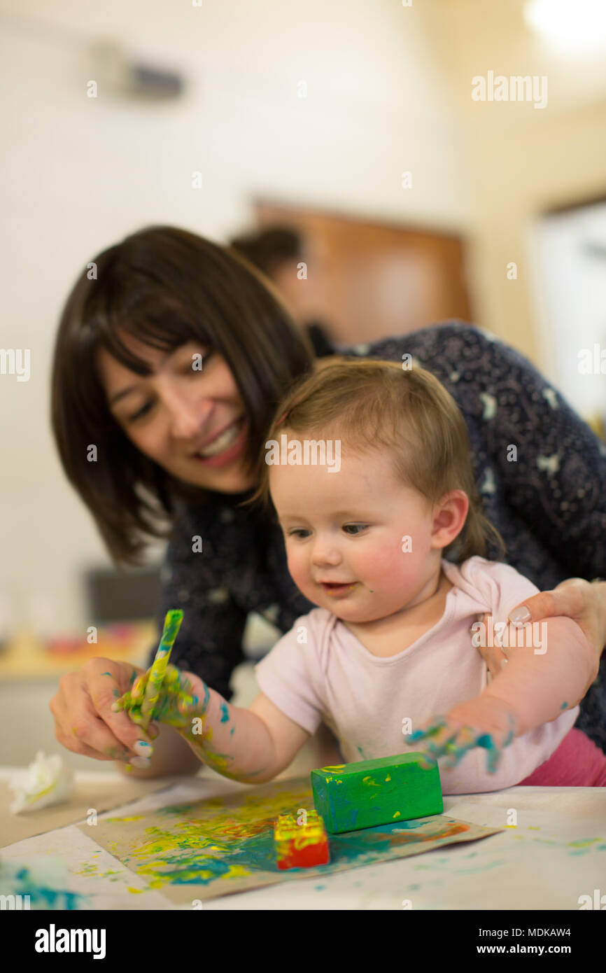 Maman Et Bebe De 6 Mois Peinture Photo Stock Alamy