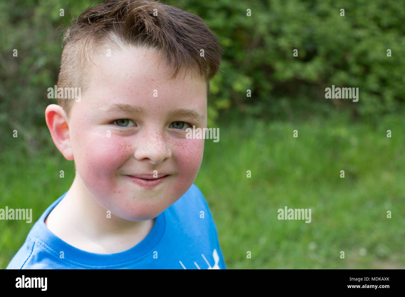 8 ans boy smiling at camera Banque D'Images
