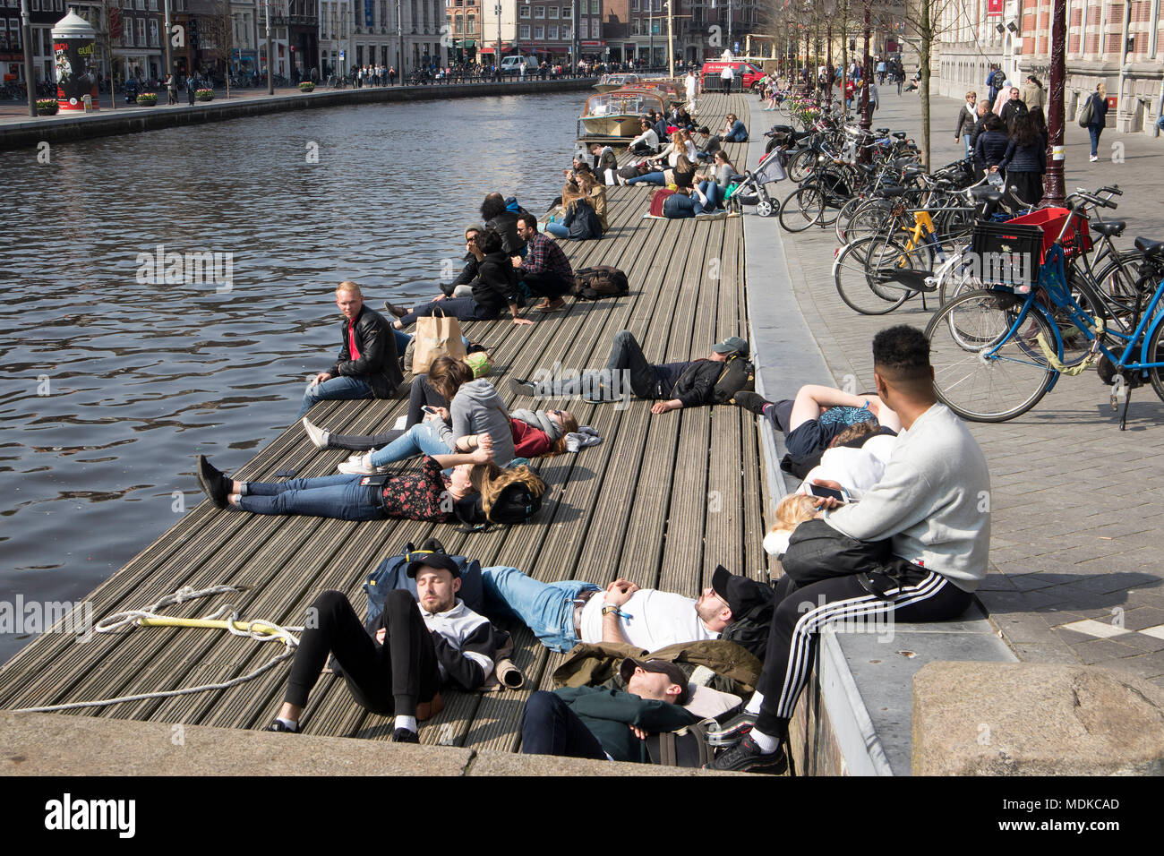 Amsterdam, Pays-Bas - 14 avril 2018 Les habitants de bronzer sous le soleil  sur les canaux Photo Stock - Alamy