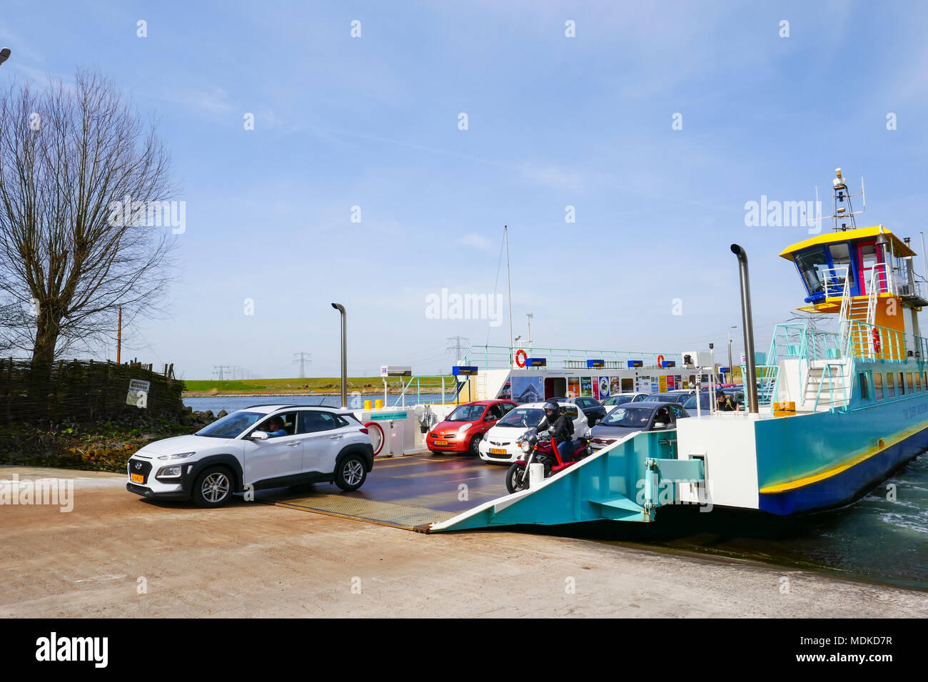 Ferry avec des voitures à Spui, Voorne Putten, Pays-Bas Banque D'Images