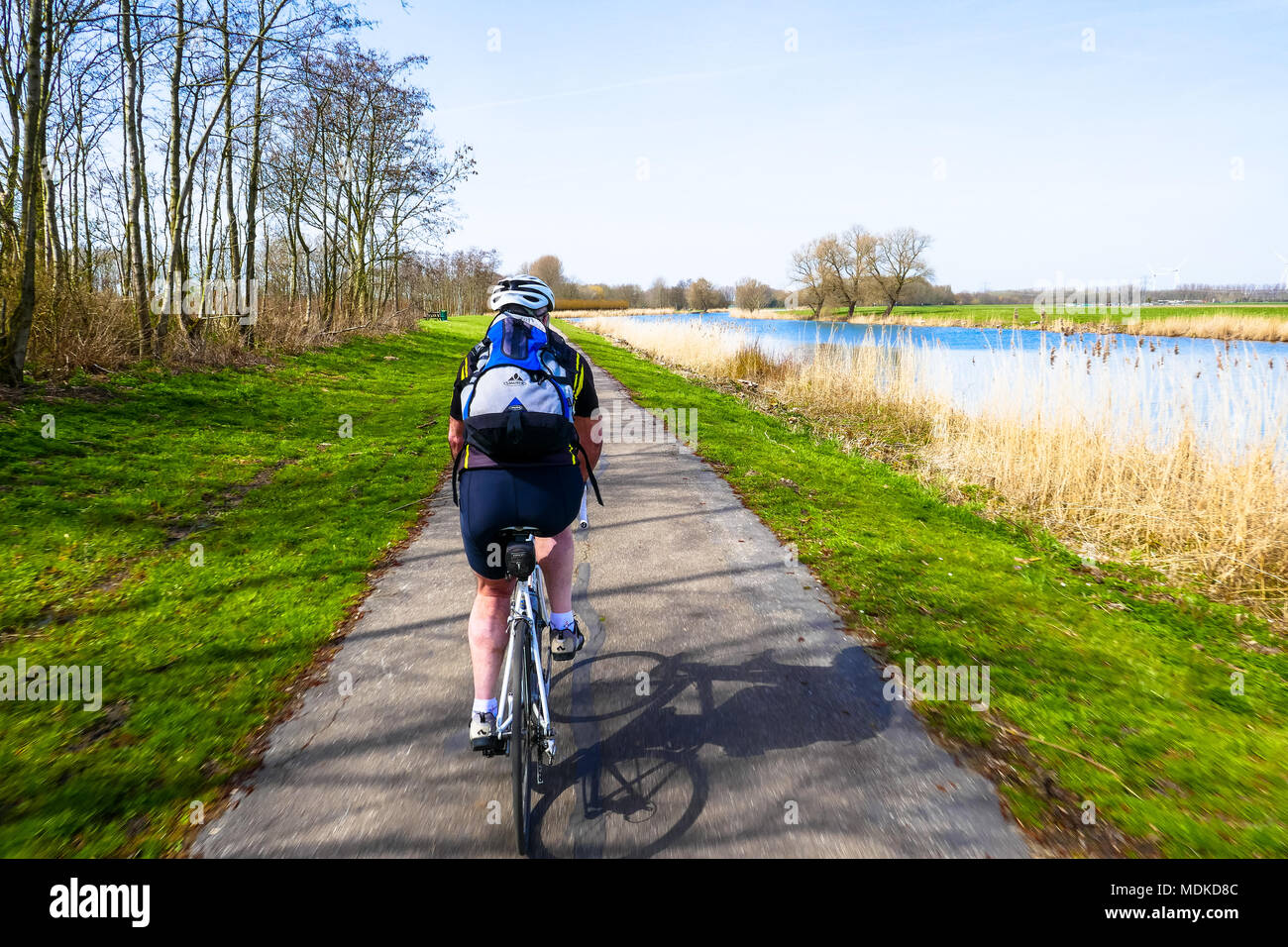 Au petit cycliste en cyclepath Hoeksche Waard, Holland Banque D'Images