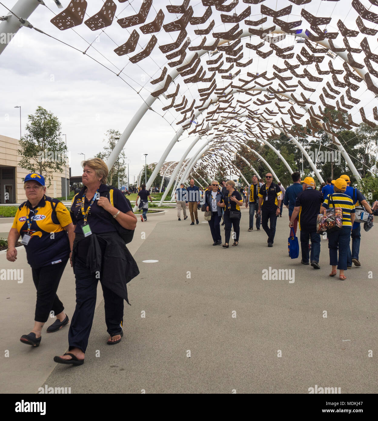 West Coast Eagles partisans à marcher le long d'une passerelle à l'extérieur du stade d'Optus, Perth, WA, Australie. Banque D'Images