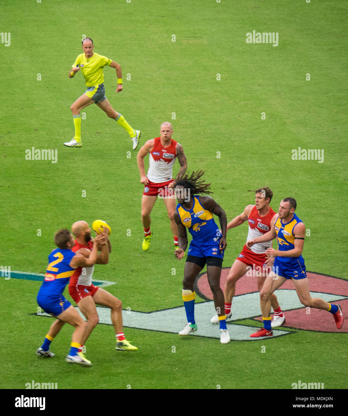 Le premier joueur de football, AFL, match entre West Coast Eagles et Sydney Swans au le nouveau stade d'Optus, Perth, WA, Australie. Banque D'Images