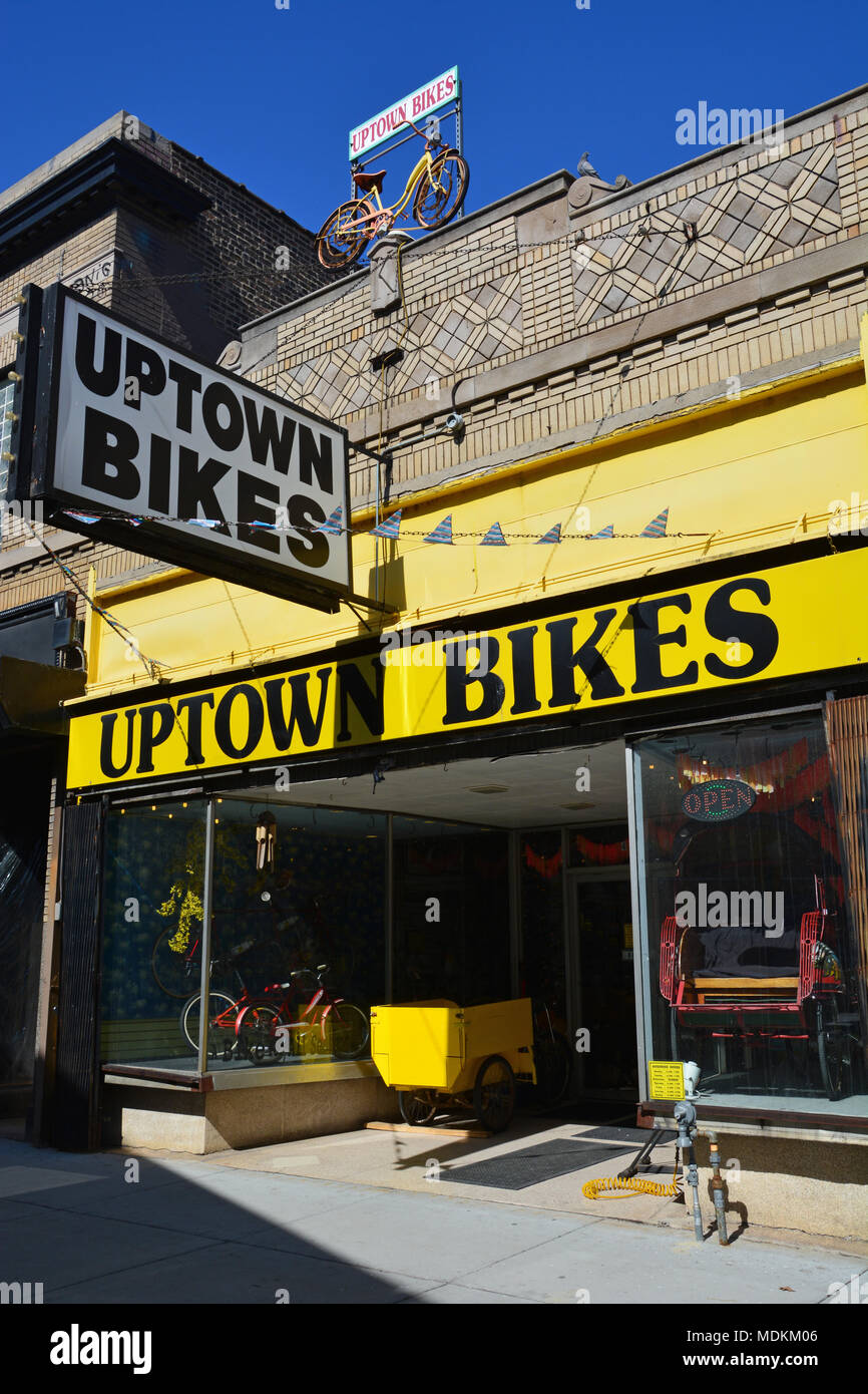 Uptown Bikes est un magasin de vélos local sur le côté nord. Banque D'Images