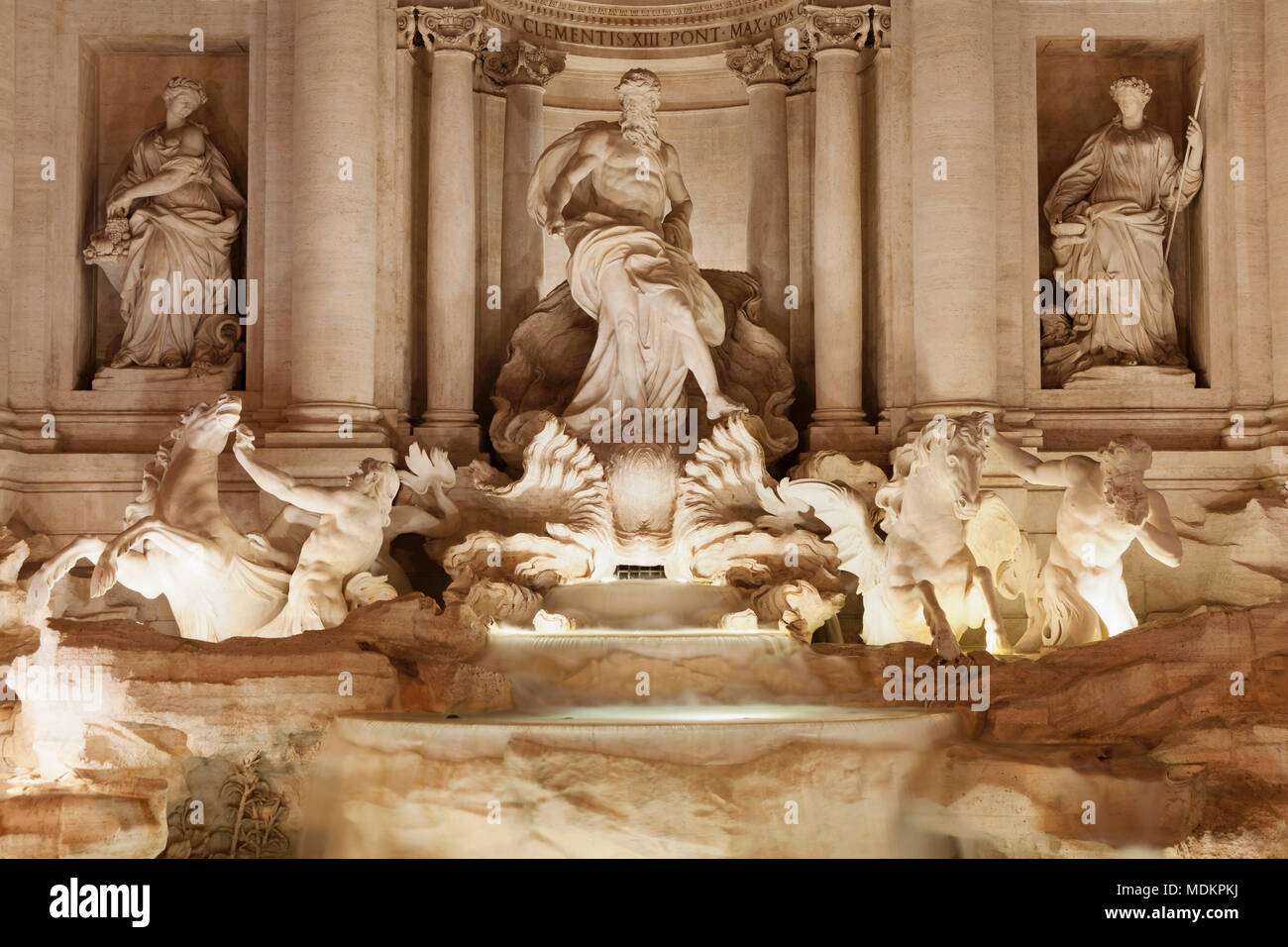 Dieu de la mer Oceanus avec des statues de l'abondance et la puissance de guérison, la Fontaine de Trevi, Piazza di Spagna, Rome, Latium, Italie Banque D'Images