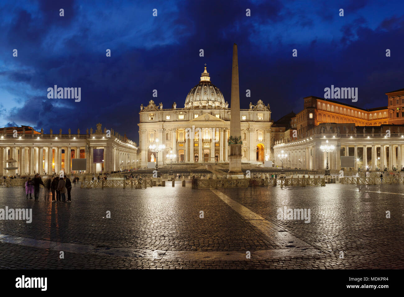 La Place Saint Pierre avec la Basilique Saint Pierre, les colonnades du Bernin, Vatican, Rome, Latium, Italie Banque D'Images