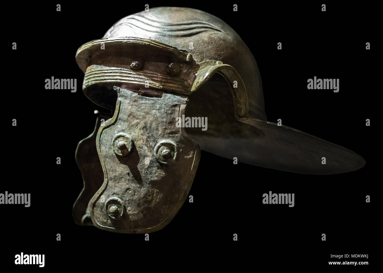 Madrid, Espagne - 11 novembre 2017 : Galea ou casque de soldat romain. Musée Archéologique National de Madrid. Sur fond noir isolé Banque D'Images