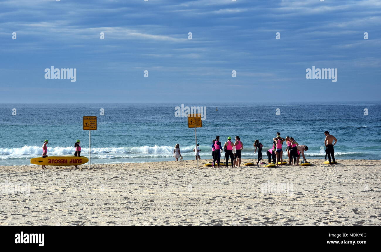 Sydney, Australie - Oct 29, 2017. L'accès à l'embarcation de sauvetage de sauveteurs, sur la plage de Bondi se prépare pour l'entraînement du matin. Banque D'Images