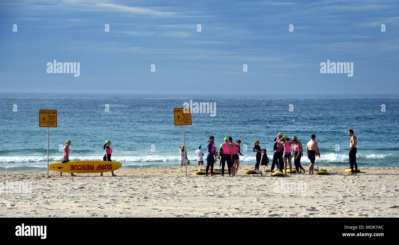 Sydney, Australie - Oct 29, 2017. L'accès à l'embarcation de sauvetage de sauveteurs, sur la plage de Bondi se prépare pour l'entraînement du matin. Banque D'Images