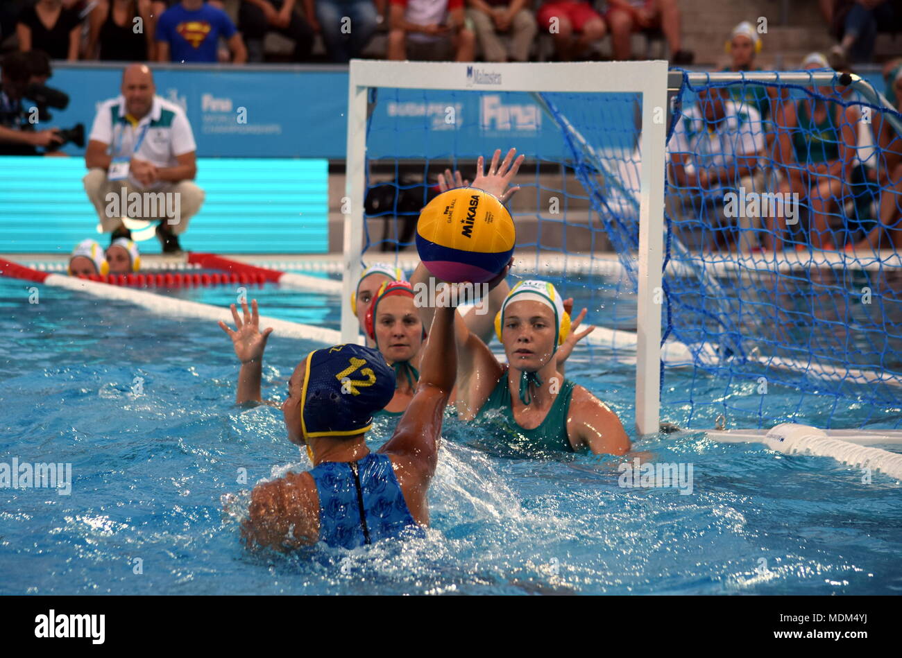 Budapest, Hongrie - 16 juil., 2017. L'équipe de water-polo femmes austral se défend contre l'MUSSAROVA Assem (KAZ). Championnat du monde de water-polo de la FINA a eu lieu je Banque D'Images