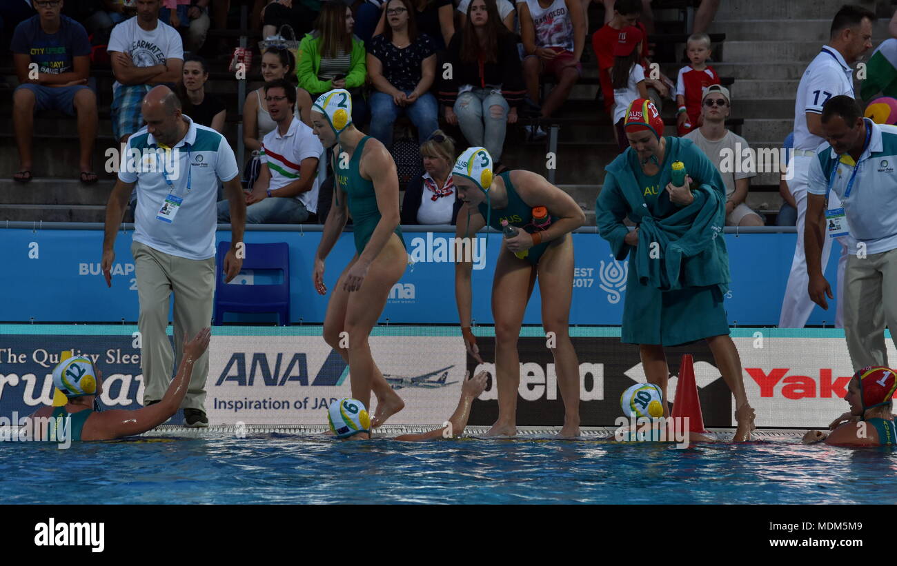 Budapest, Hongrie - 16 juil., 2017. L'équipe de waterpolo femme australienne félicite chacun d'autres après le match contre gagnant dans le Kazakshtan prelimi Banque D'Images