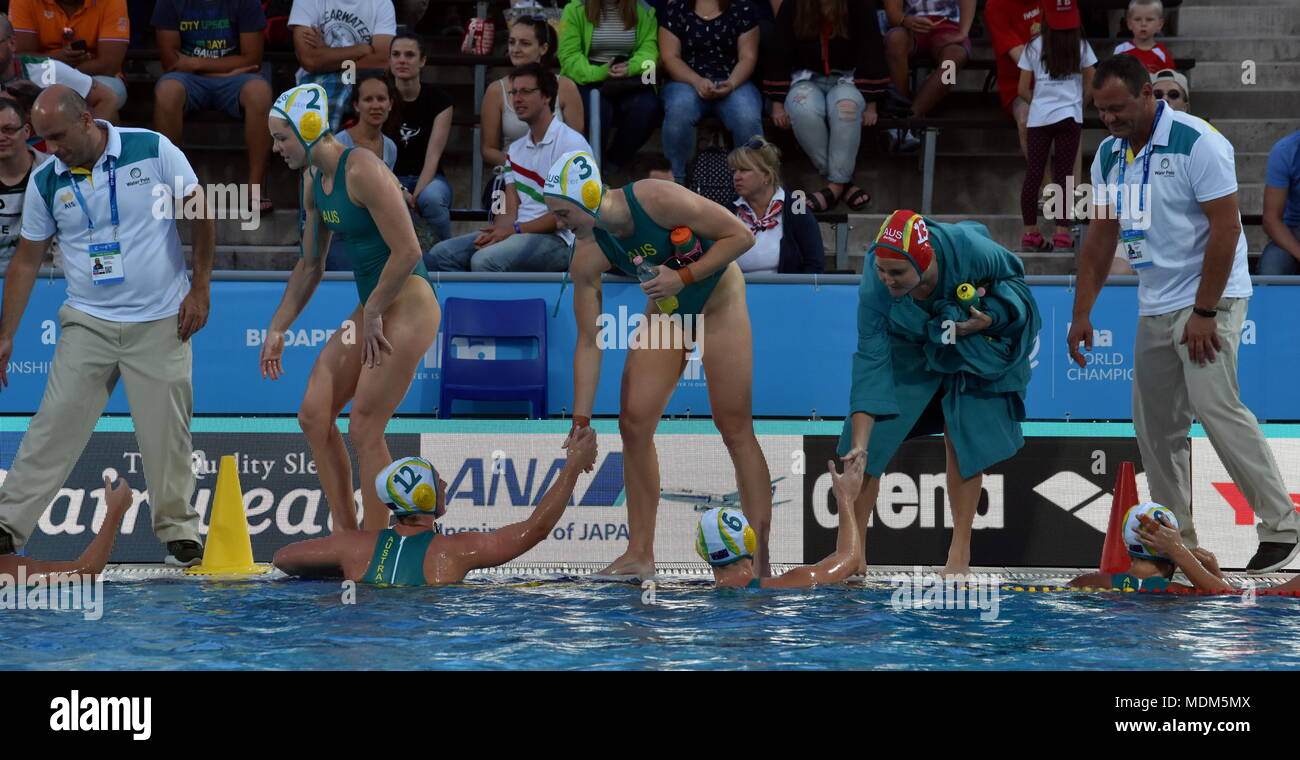 Budapest, Hongrie - 16 juil., 2017. L'équipe de waterpolo femme australienne félicite chacun d'autres après le match contre gagnant dans le Kazakshtan prelimi Banque D'Images