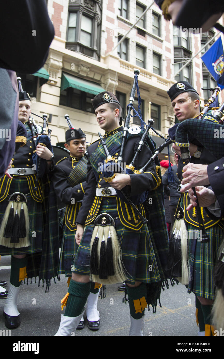 Le défilé annuel des marches au nord sur le tartan de la 6e Avenue à Manhattan. Banque D'Images