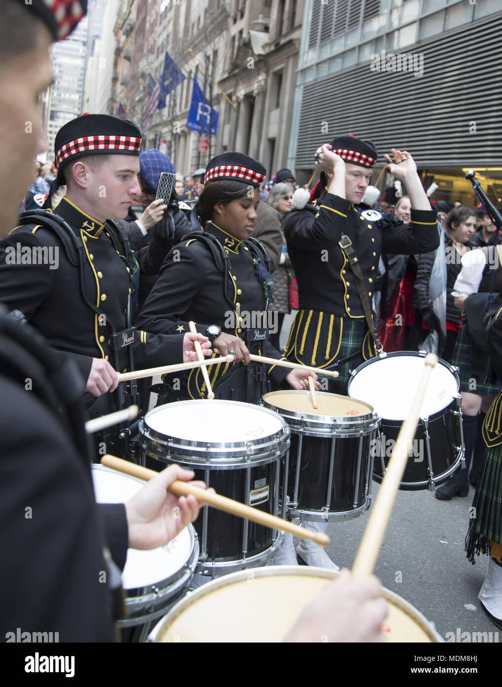 Le défilé annuel des marches au nord sur le tartan de la 6e Avenue, dans le centre-ville de batteurs dans l'Académie Navale Pipes & Drums Band réchauffement climatique jusqu'à mars dans la parade. Banque D'Images