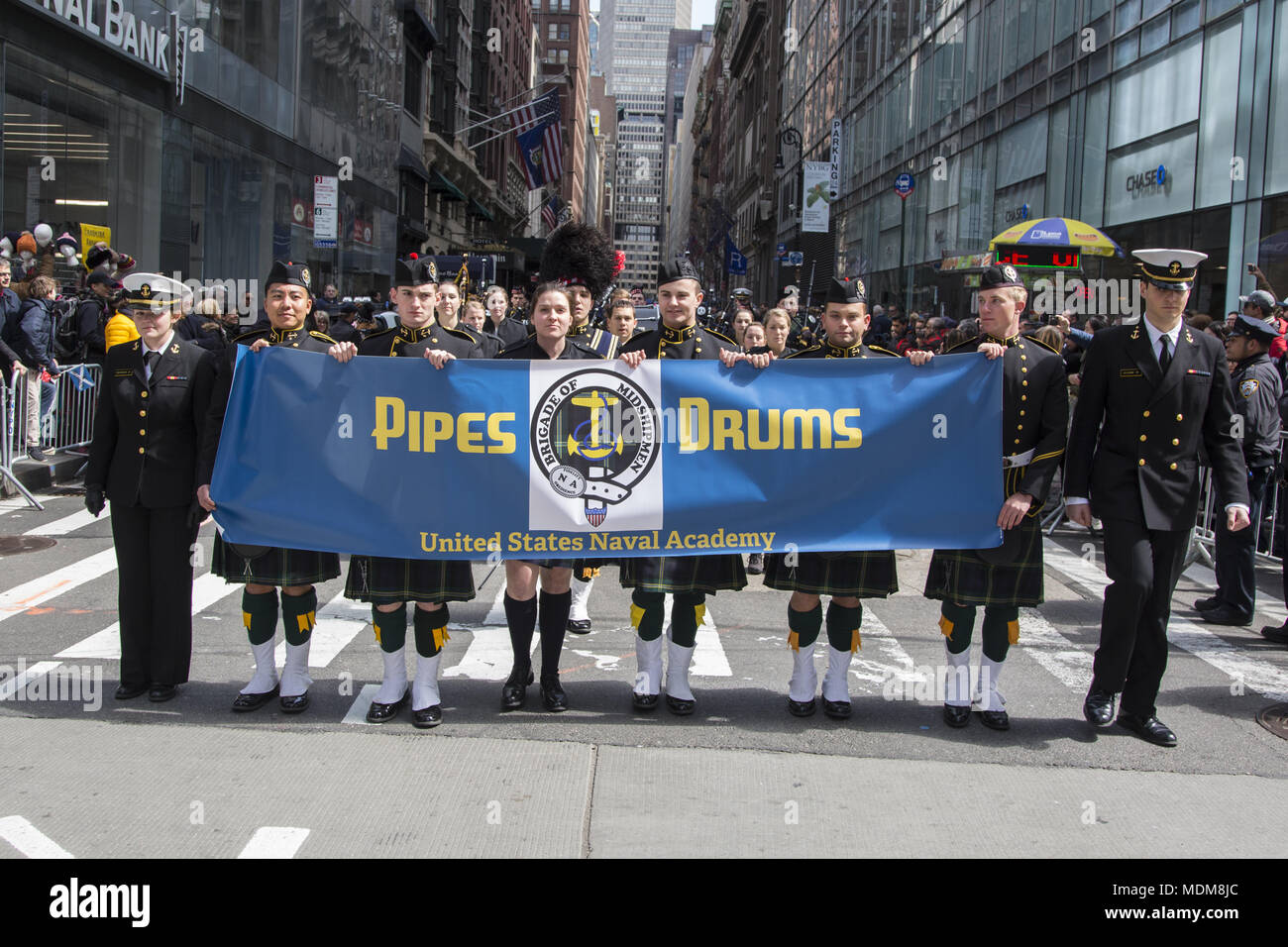 United States Naval Academy Pipes and Drums Band mars dans la parade du tartan. Le défilé annuel des marches au nord sur le tartan de la 6e Avenue à Manhattan. Banque D'Images