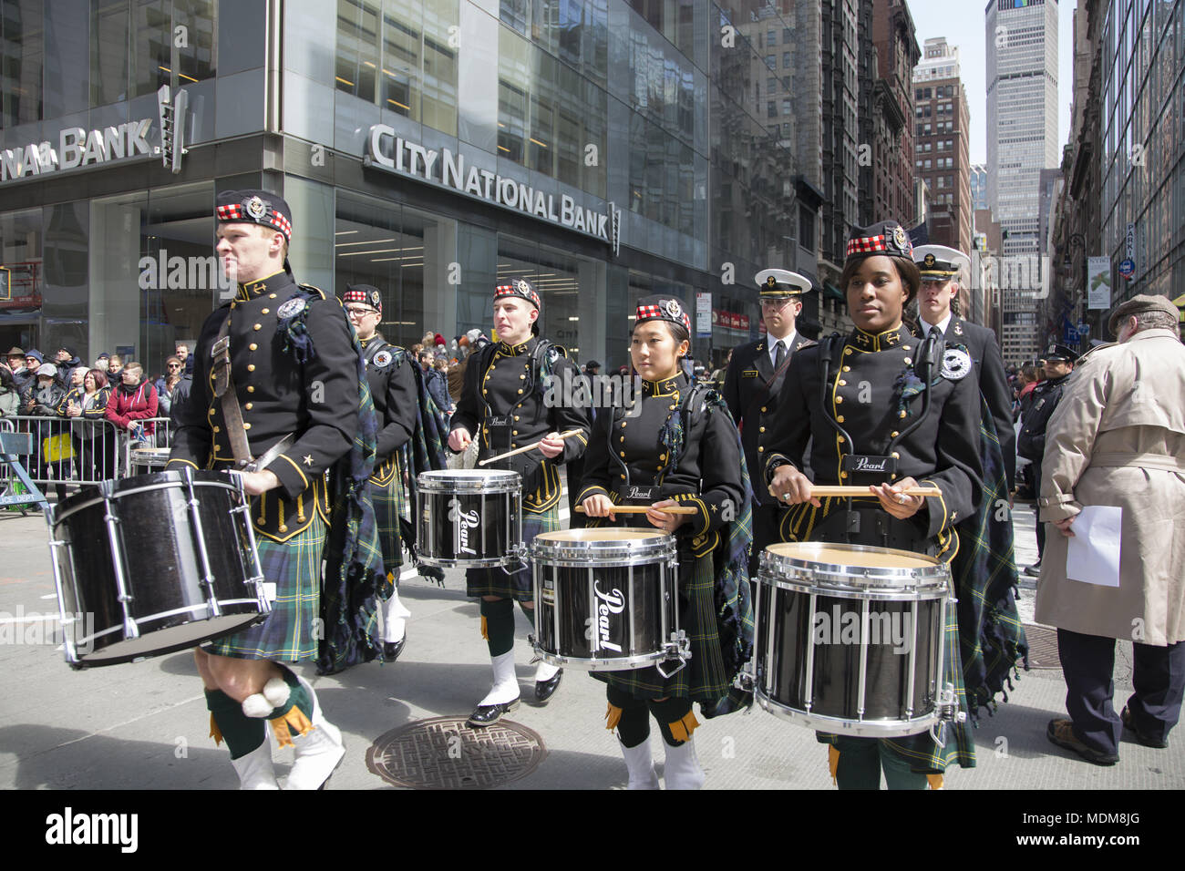 United States Naval Academy Pipes and Drums Band mars dans la parade du tartan. Le défilé annuel des marches au nord sur le tartan de la 6e Avenue à Manhattan. Banque D'Images