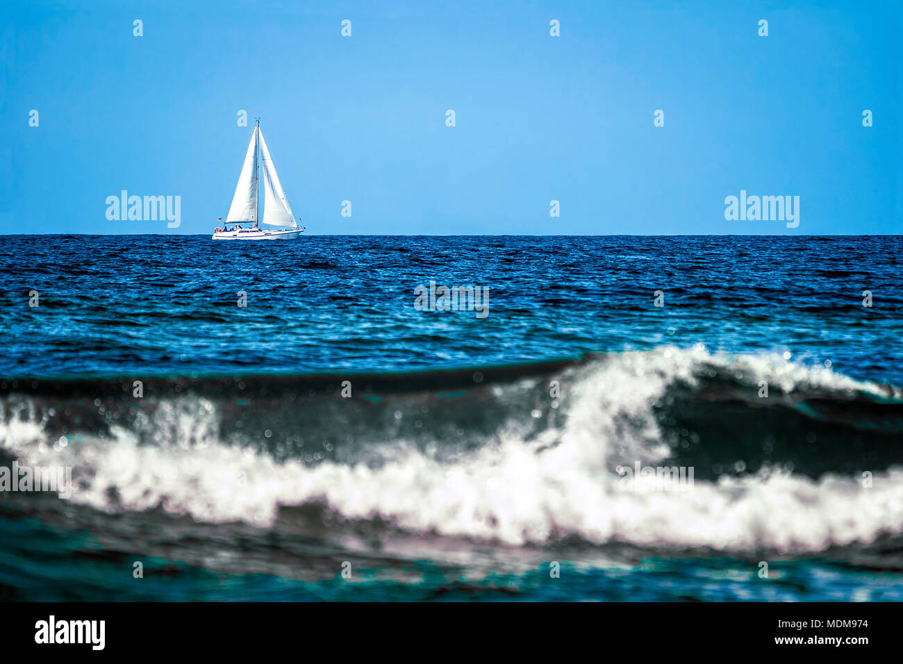 Bateau à voile à l'occasion d'une mer bleue, paysage. Banque D'Images