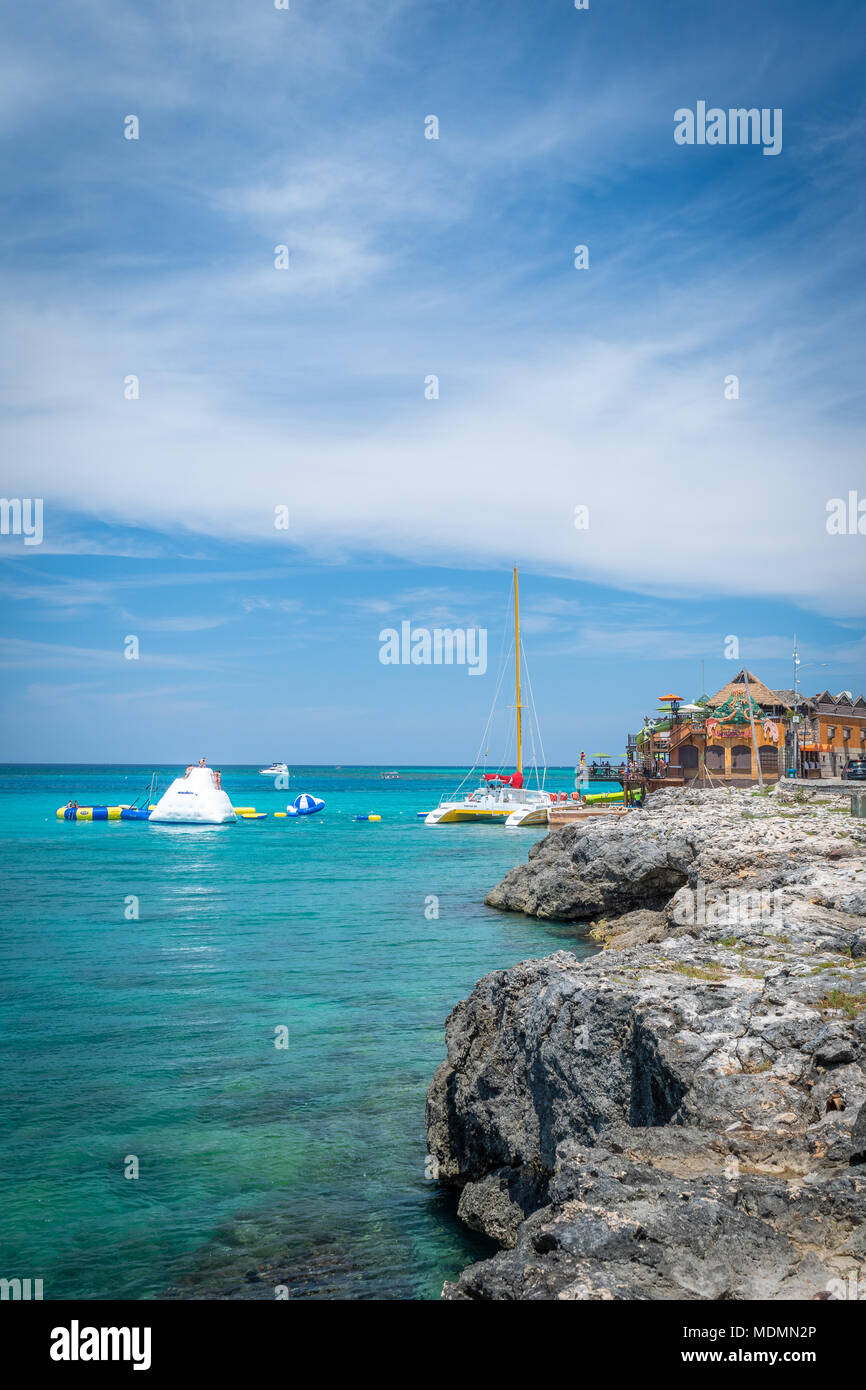 Une vue de Jimmy Buffet's Margaritaville et ses attractions aquatiques des falaises de Montego Bay, sur la côte nord de la Jamaïque. Banque D'Images