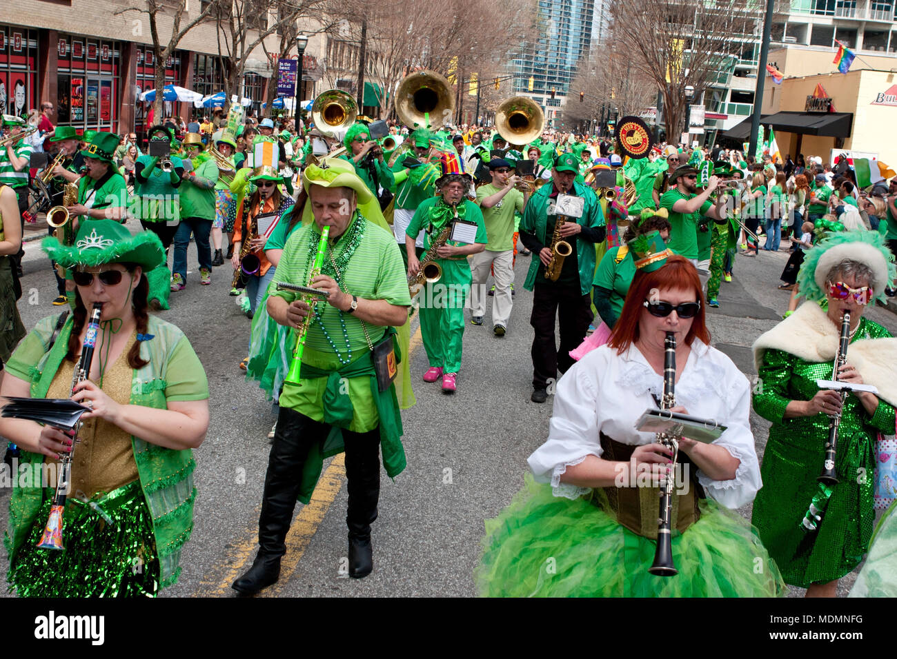 Atlanta, GA, USA - 15 mars 2014 : un groupe habillé en costume vert éclectique joue en marchant dans le défilé dans la Saint-patrick Peachtree Street. Banque D'Images