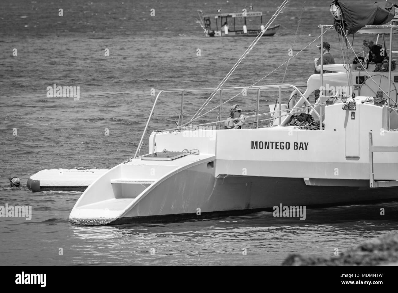 Montego Bay, Jamaïque - 20 mars 2018 : les touristes sur un catamaran à Montego Bay. Banque D'Images