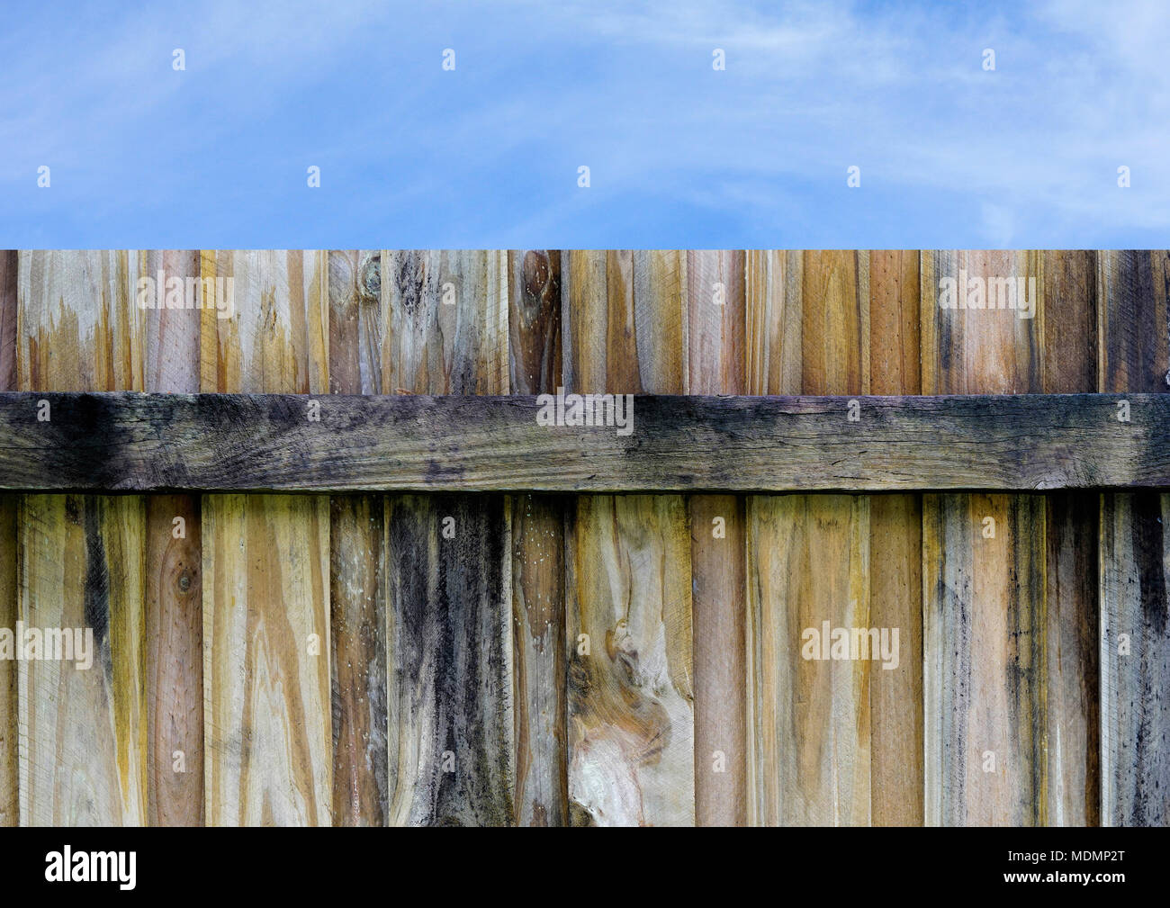 Cloture de protection en bois avec ciel bleu Banque D'Images