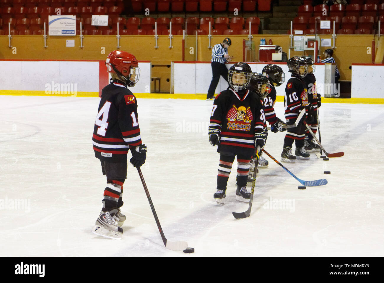 Une équipe de hockey pour enfants dans la région de Rimouski, Québec, Canada Banque D'Images