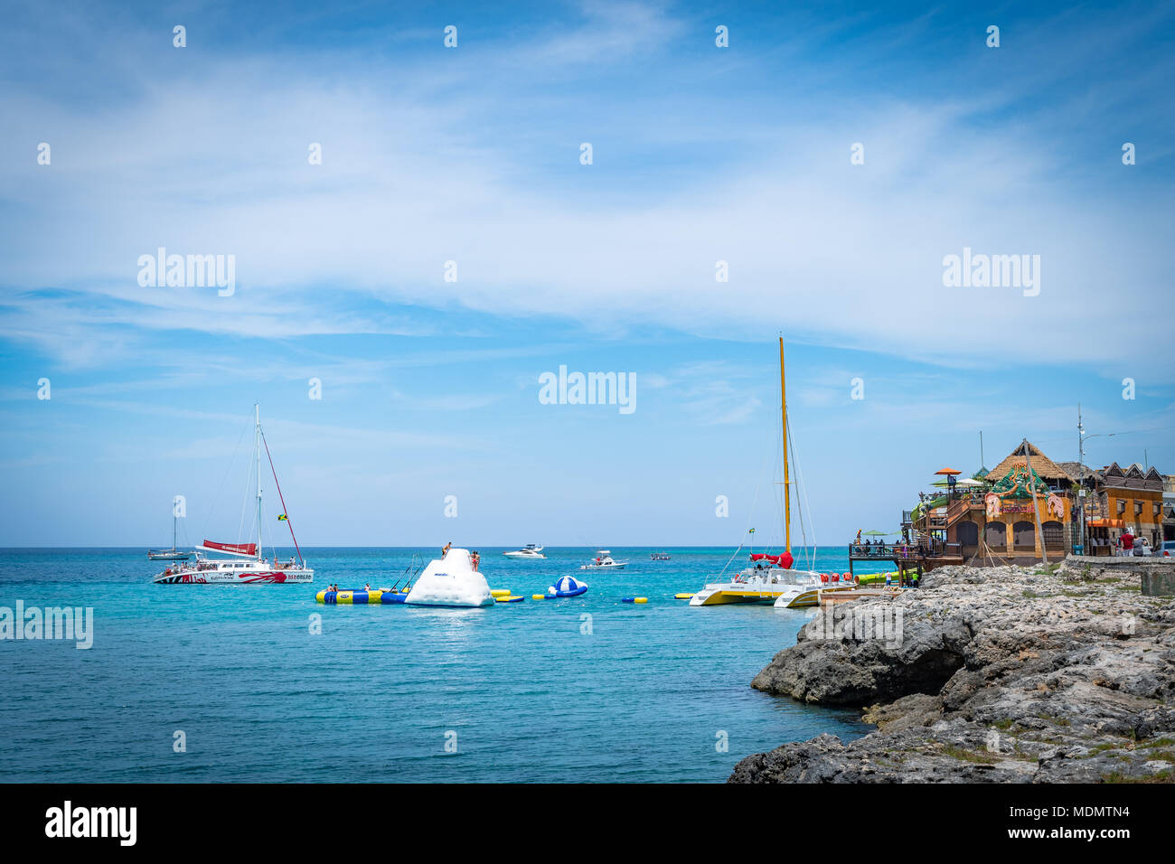 Une vue de Jimmy Buffet's Margaritaville et ses attractions aquatiques des falaises de Montego Bay, sur la côte nord de la Jamaïque. Banque D'Images