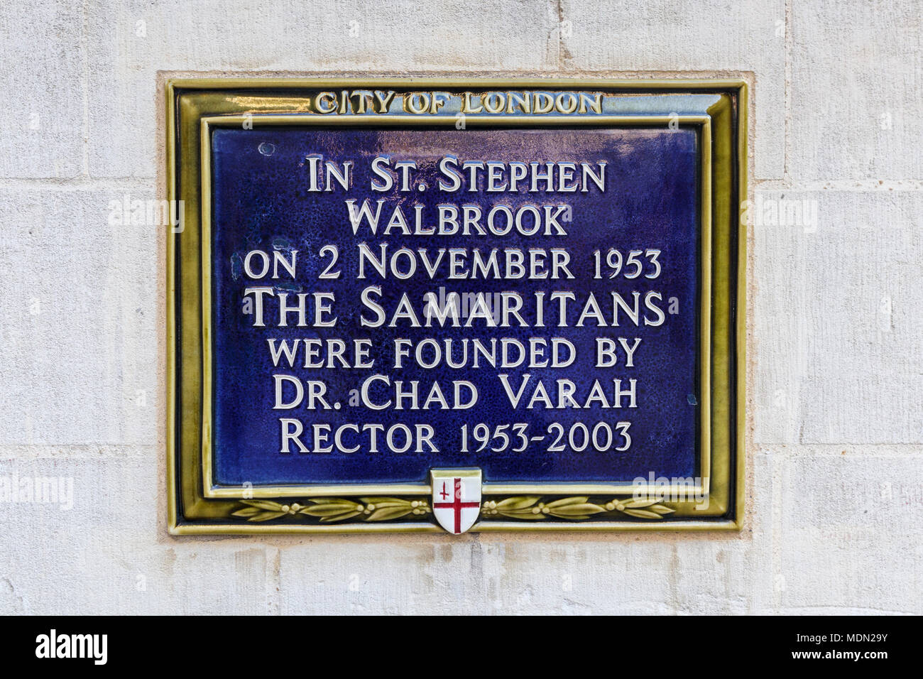Plaque sur le mur bleu de St Stephen Walbrook church dans la ville de Londres la commémoration de la fondation des Samaritains par fondateur Chad Varah Banque D'Images
