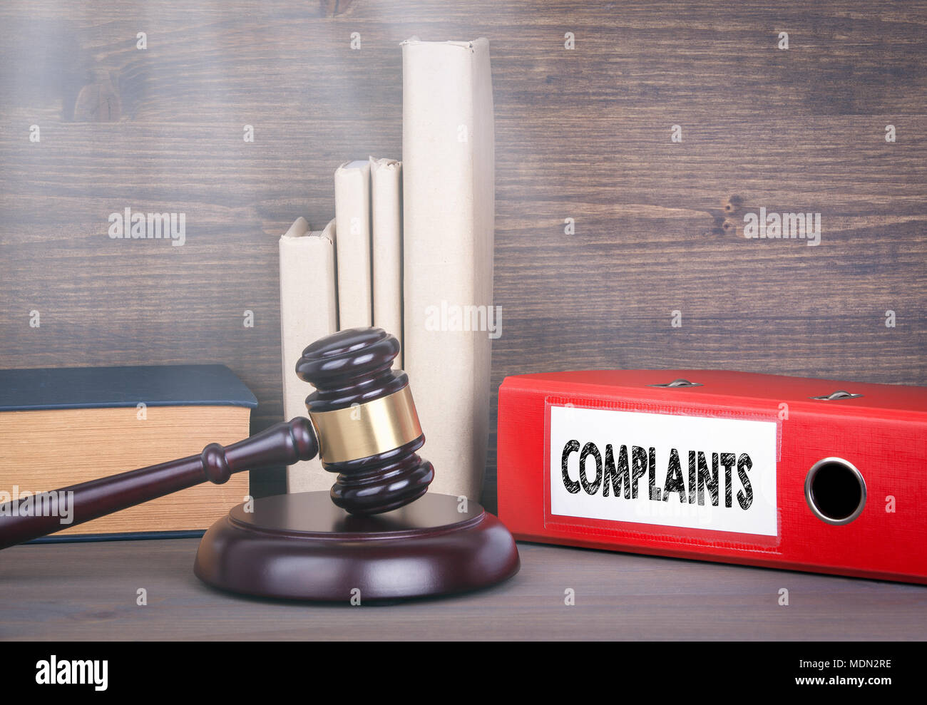 Les plaintes. Wooden gavel et livres en arrière-plan. Concept du droit et de la justice Banque D'Images