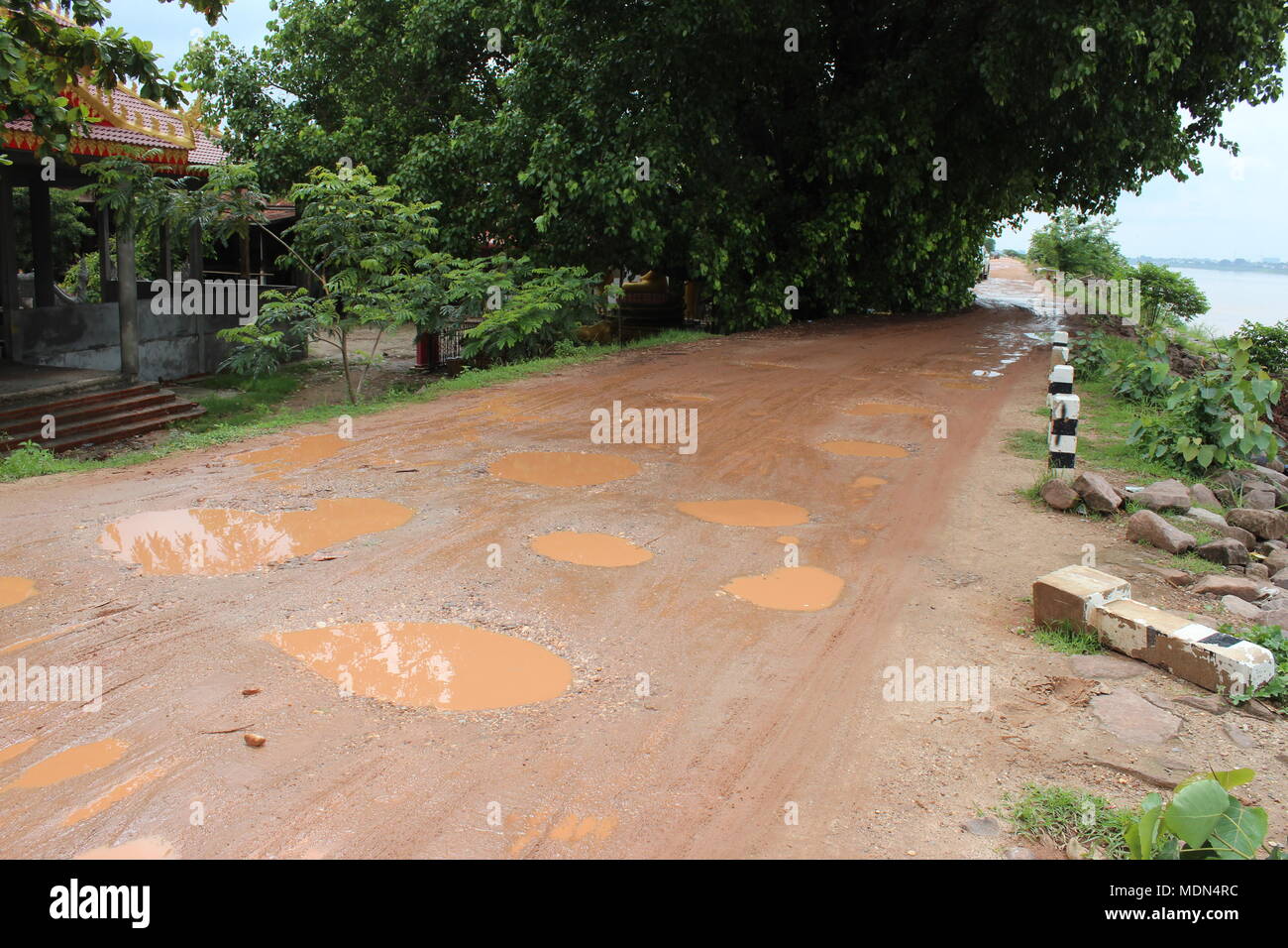 Route boueuse le long de la rivière du Mékong près de Wat Sibounheuang, Vientiane, Laos, 2016. Banque D'Images