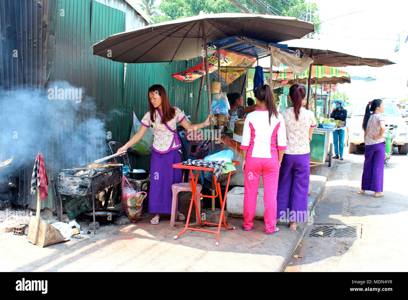 À l'heure du déjeuner le long des stands de restauration Souphannouvong Avenue, Vientiane, Laos, 2016. Banque D'Images