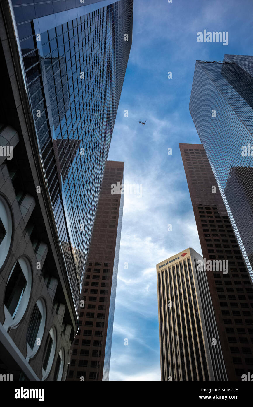 Regardant les gratte-ciel dans le centre-ville de Los Angeles Banque D'Images