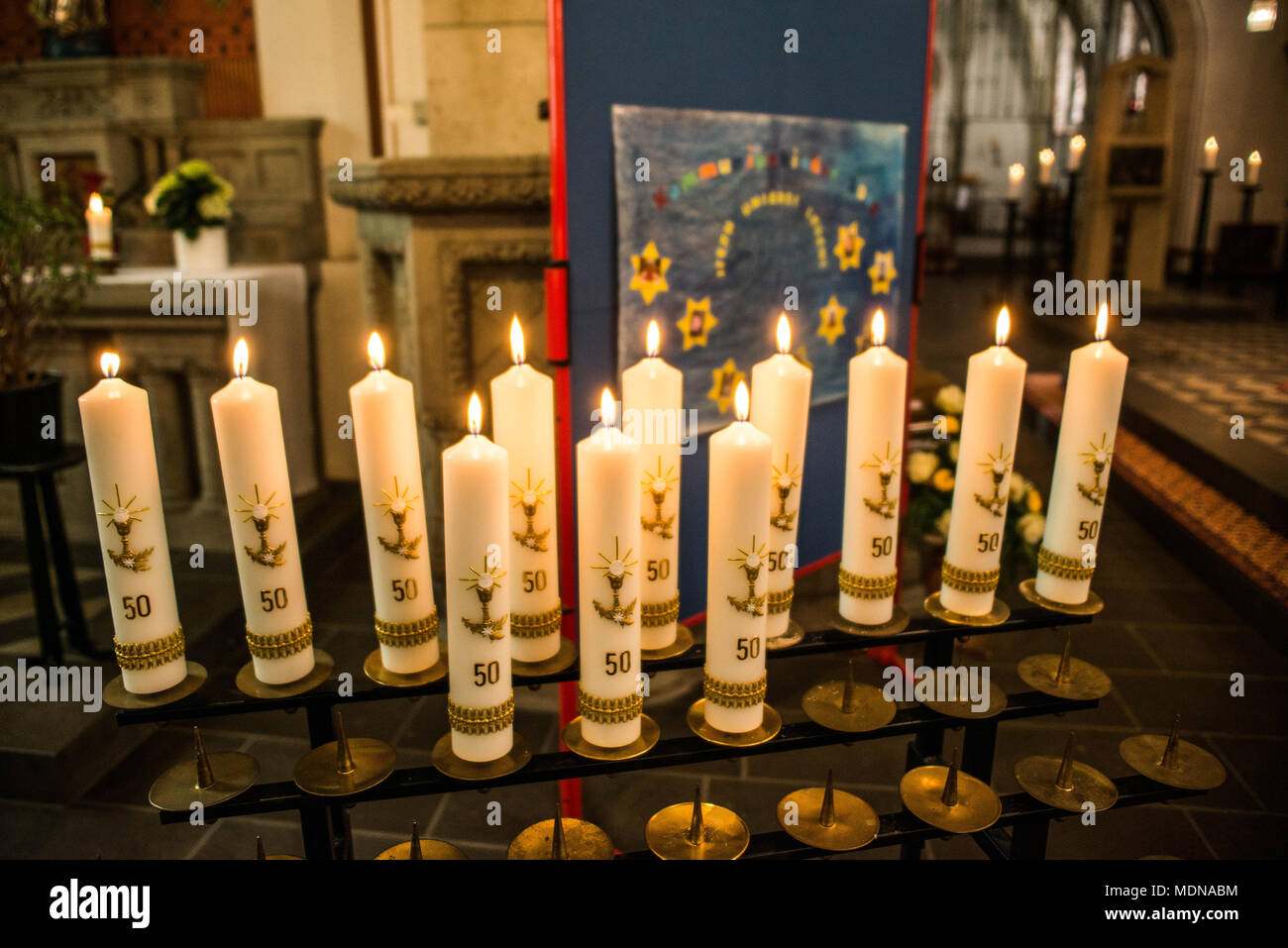 Première communion ou confirmation - brûler des bougies ramé jusqu'à  l'église cérémonie avant belle décoration Photo Stock - Alamy